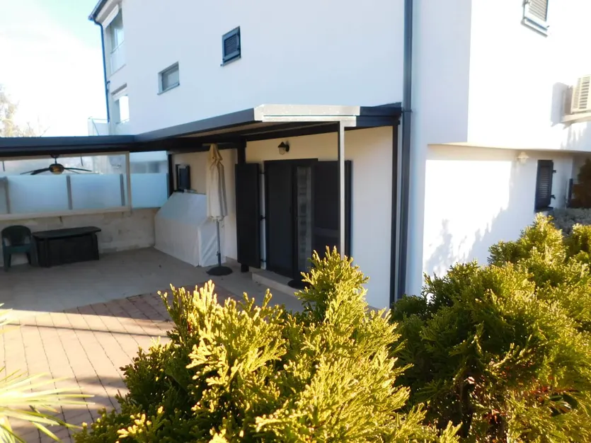 2 Apartmana s Vrtom Blizu Mora
