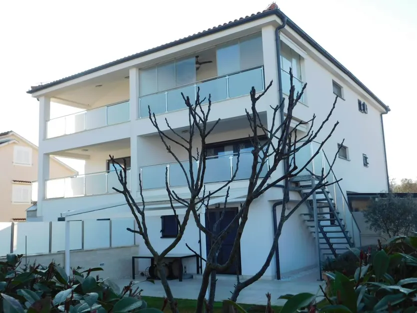 2 Apartmana s Vrtom Blizu Mora – slika 5